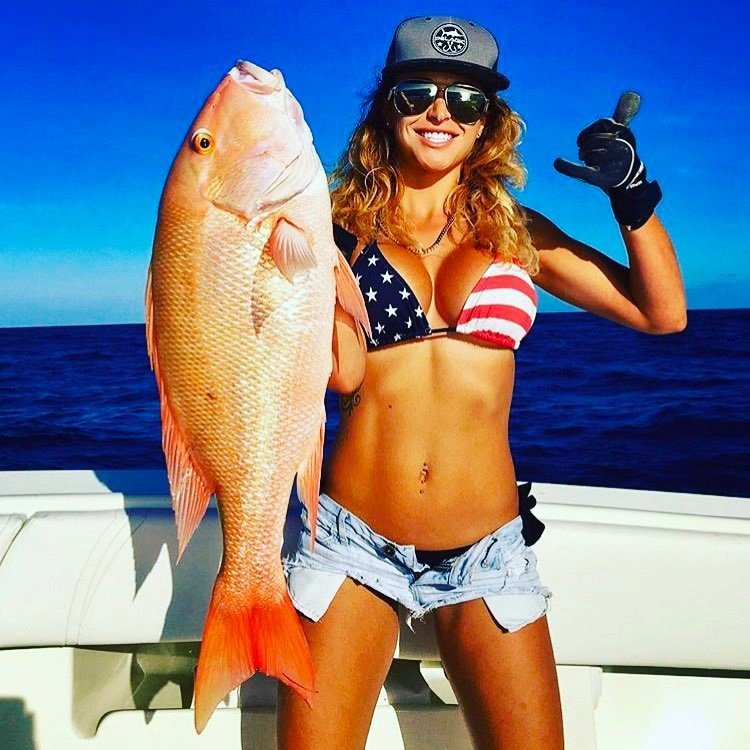 Женщина на рыбалке